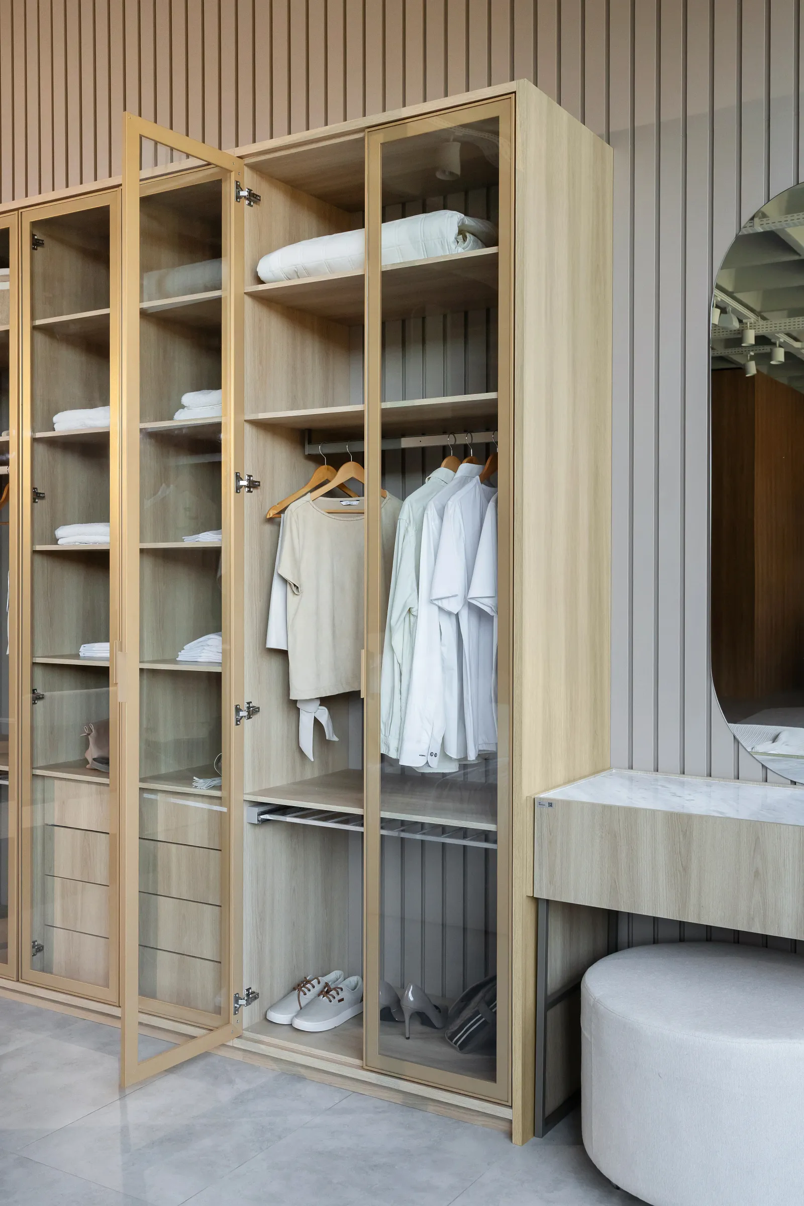 Closet planejado com portas de vidro