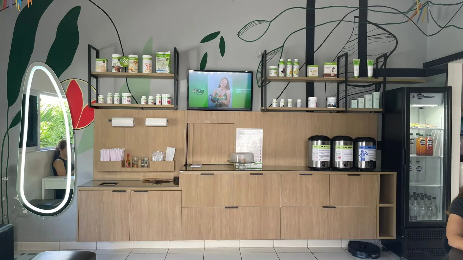 Ambiente empresarial com marcenaria
