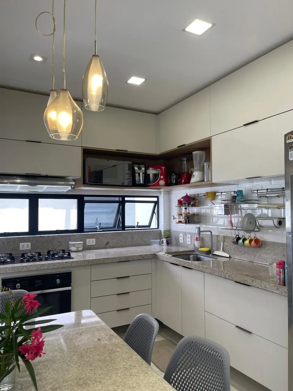Cozinha moderna com ilha central