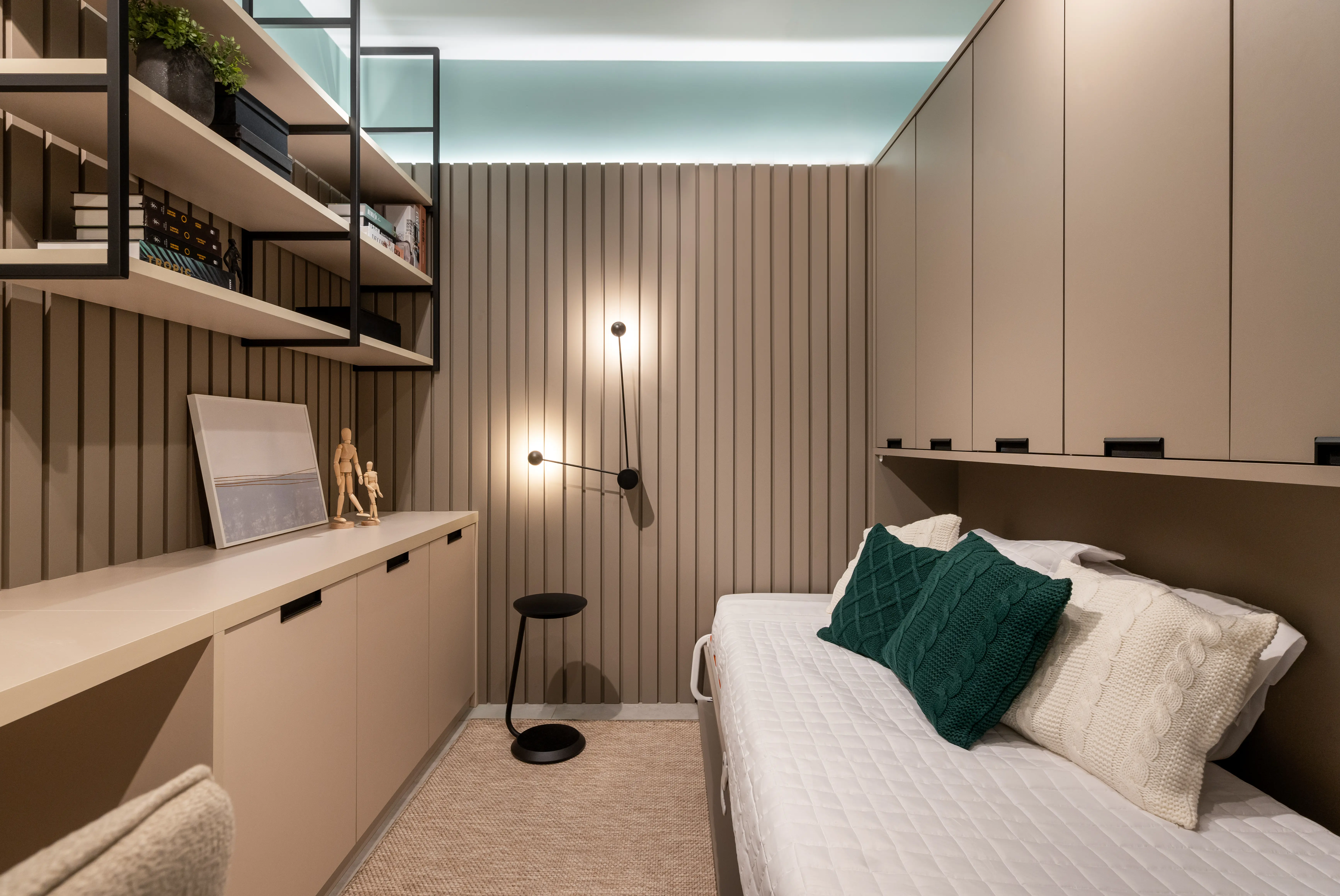 Quarto jovem com home office integrado
