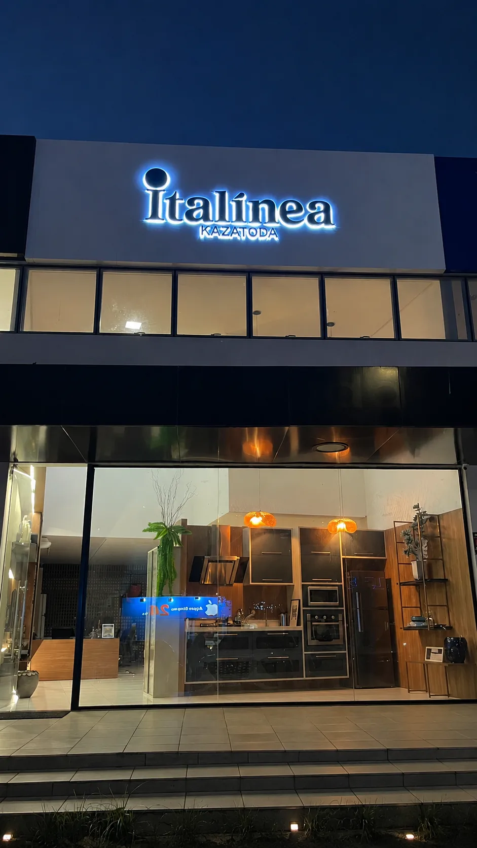 Fachada Kazatoda Italínea à noite