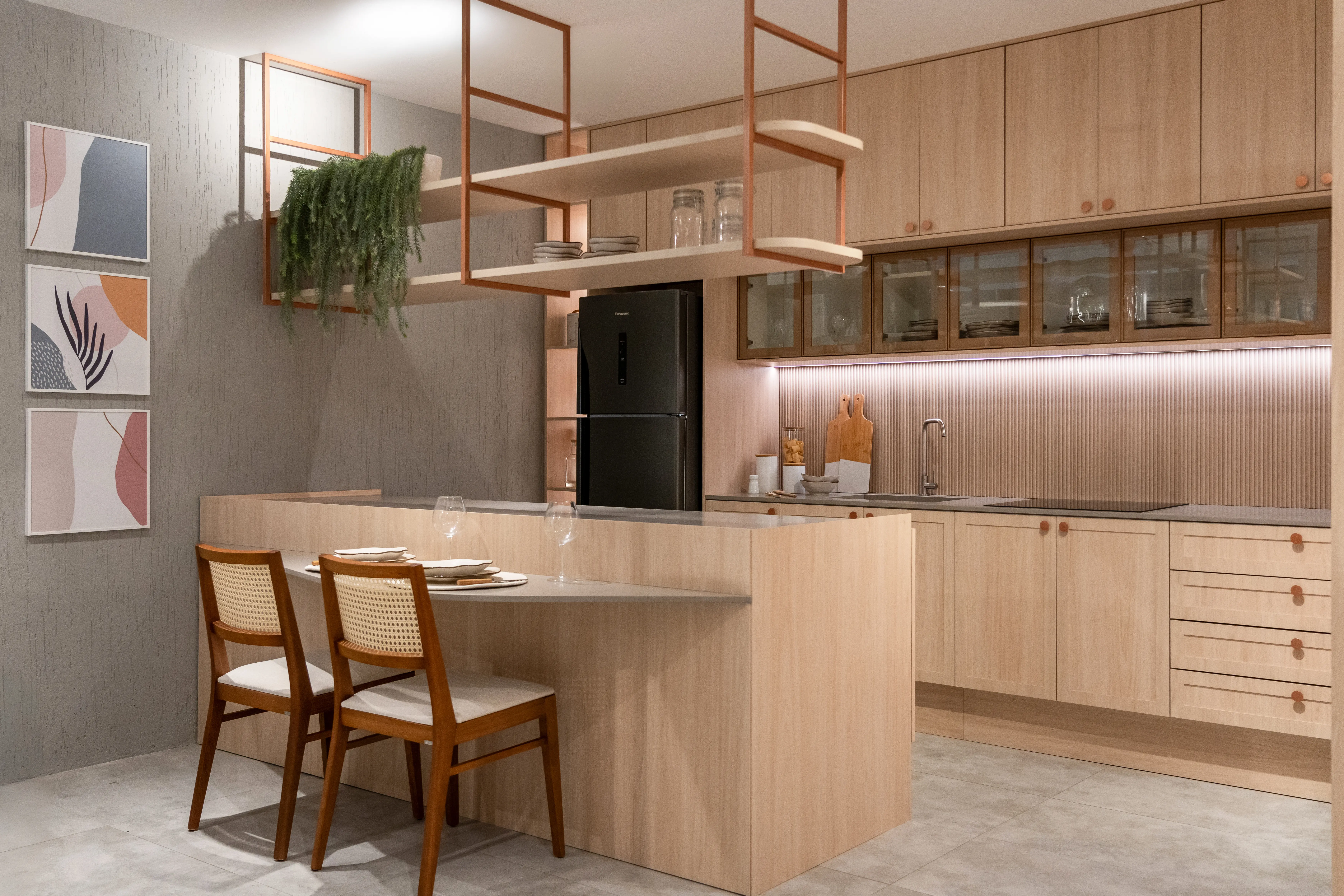 Living com sofá e painel