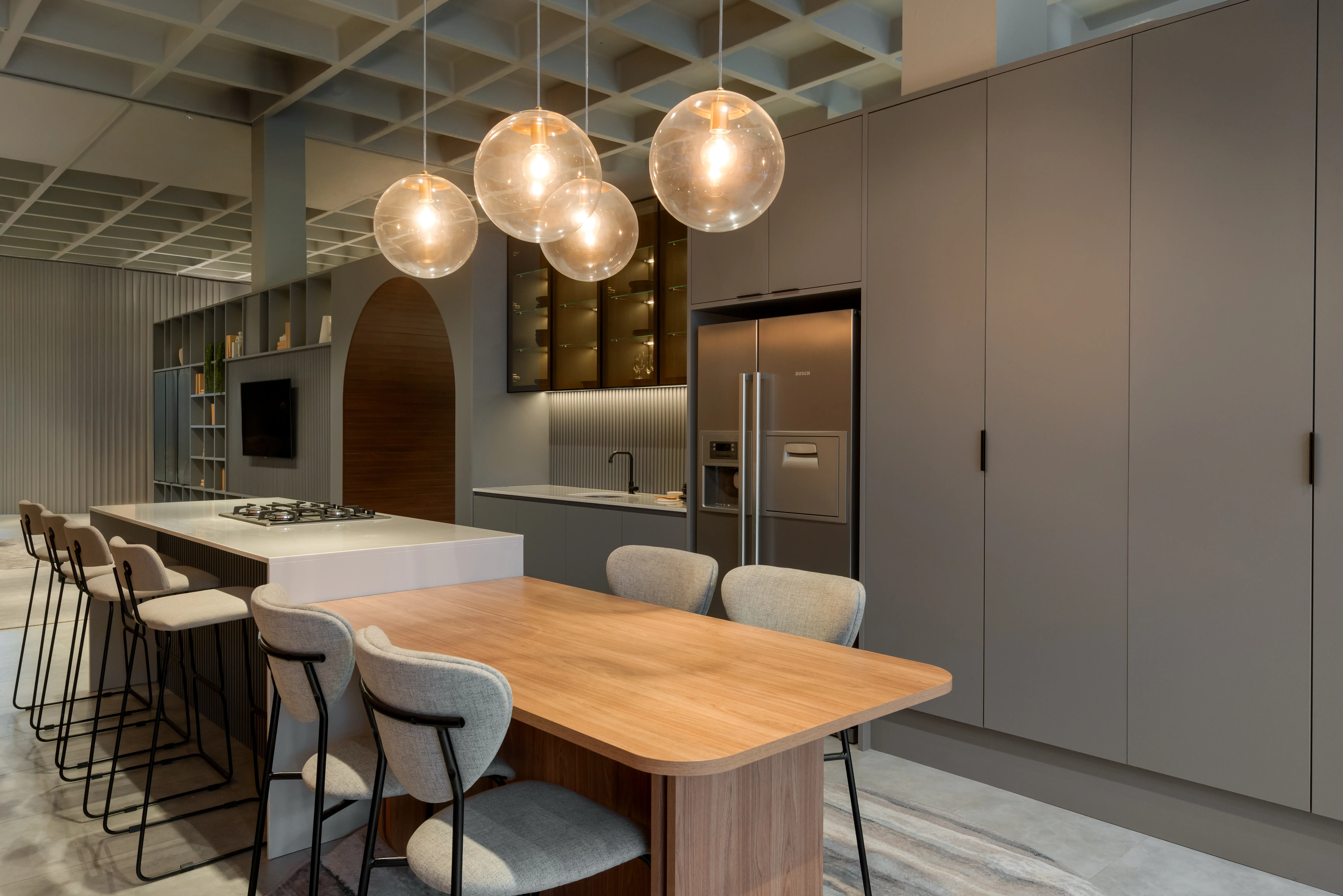 Sala com décor e móveis planejados